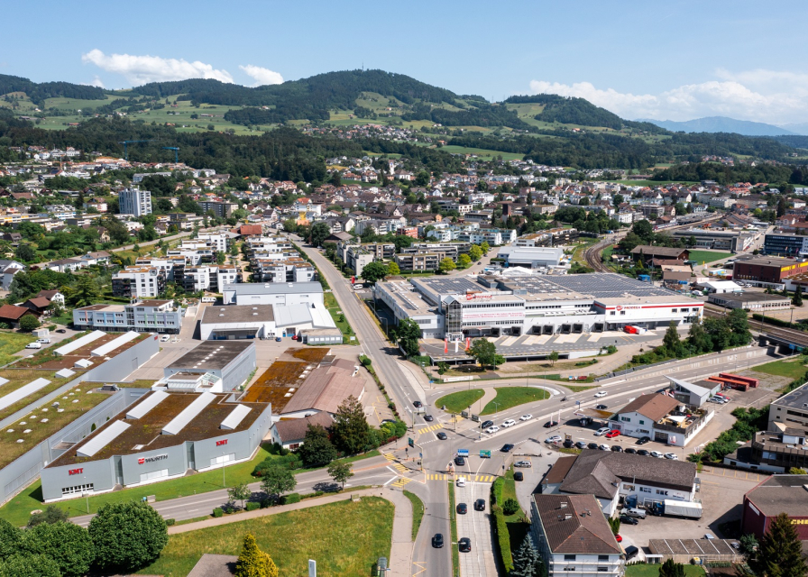 blick über hinwil zum bachtel